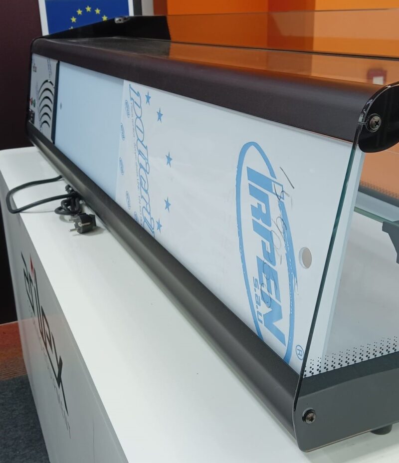 Cierre trasero con puerta corredera plexi para vitrina NEUTRA TRIPLE 18